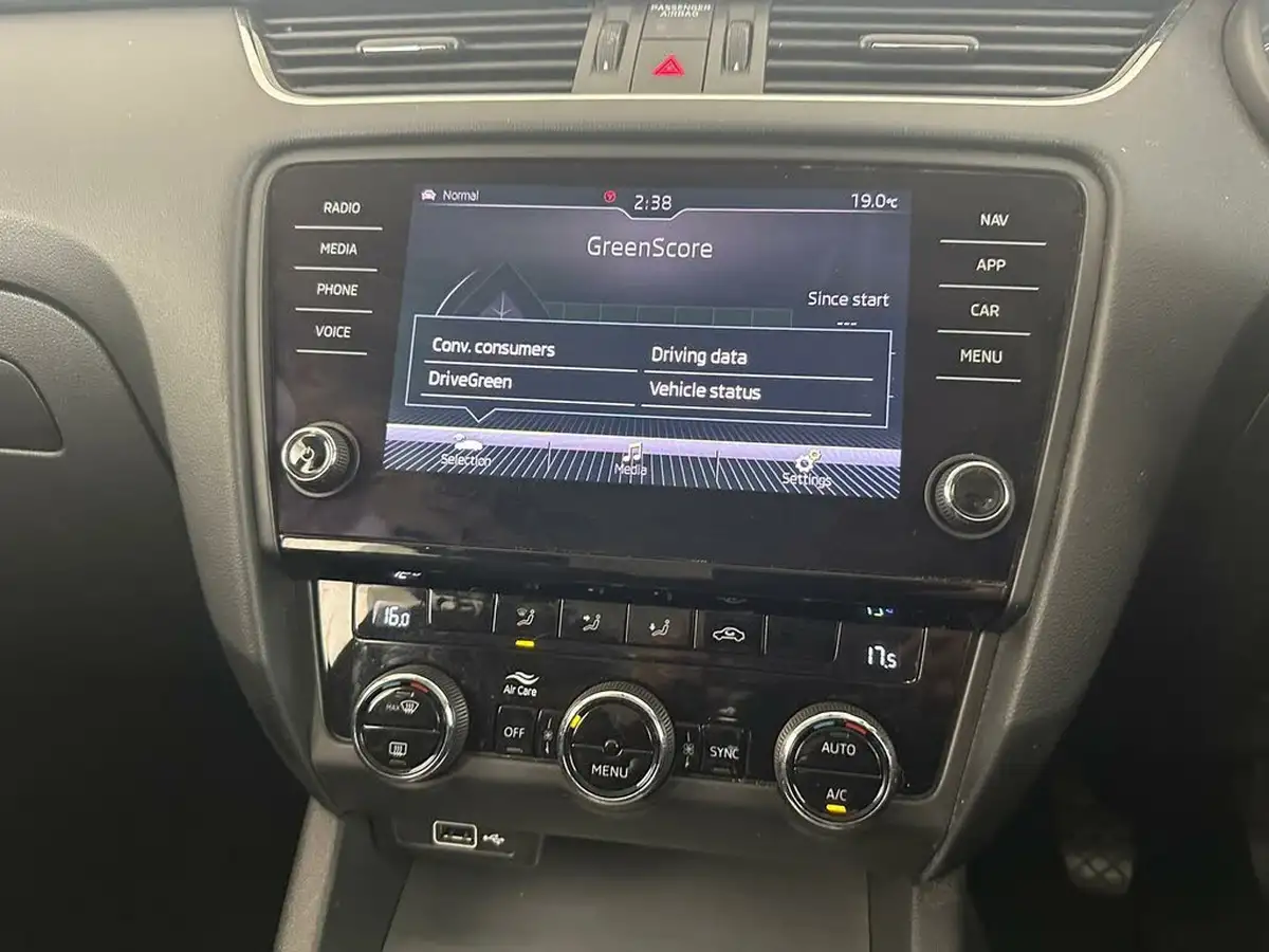 2019-skoda-octavia-16tdi-se-technology-estate-big-41