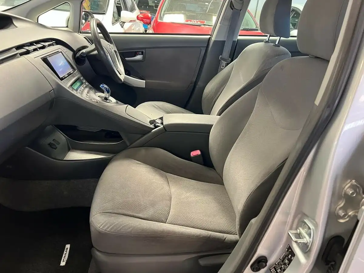 2010-toyota-prius-big-21