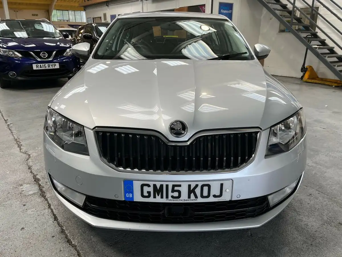 2015-skoda-octavia-20tdi-elegance-hatchback-big-9