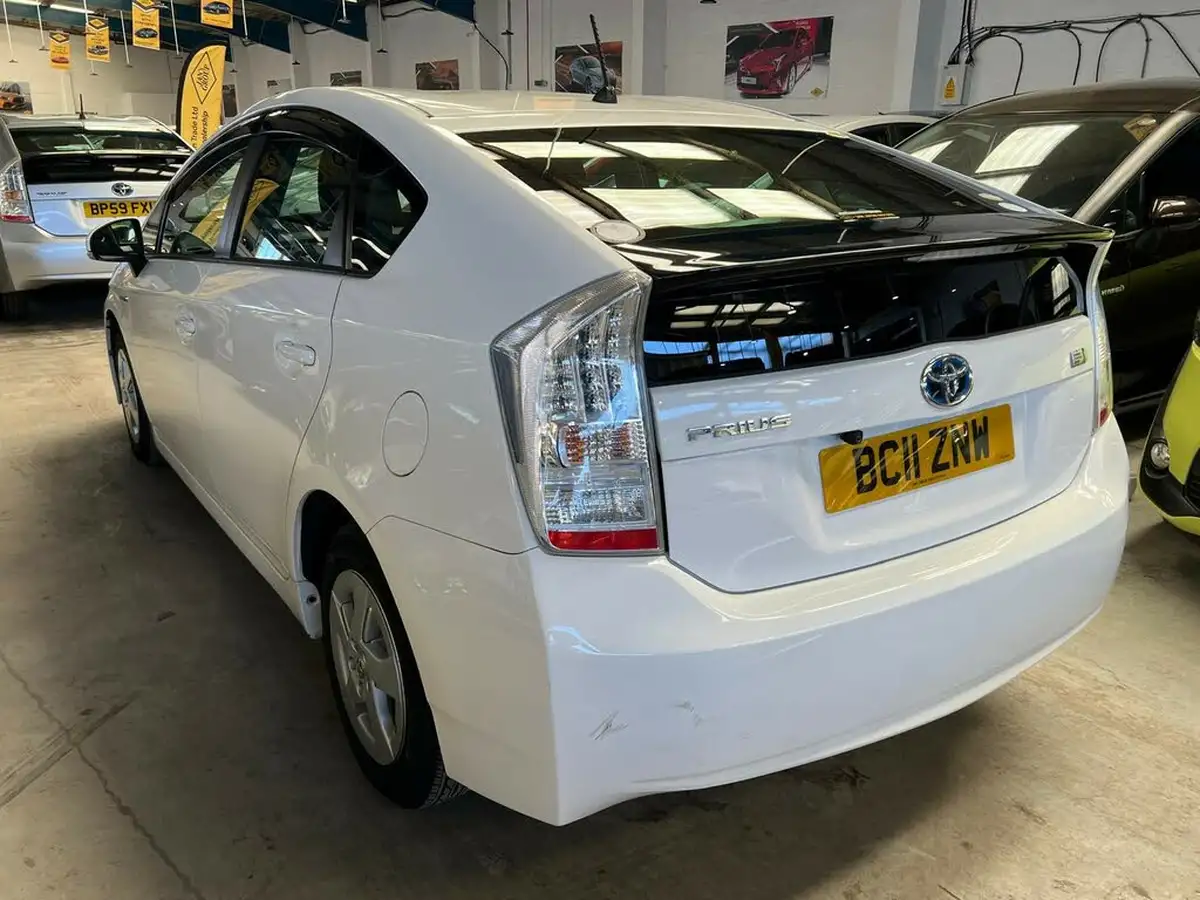 2011-toyota-prius-big-8
