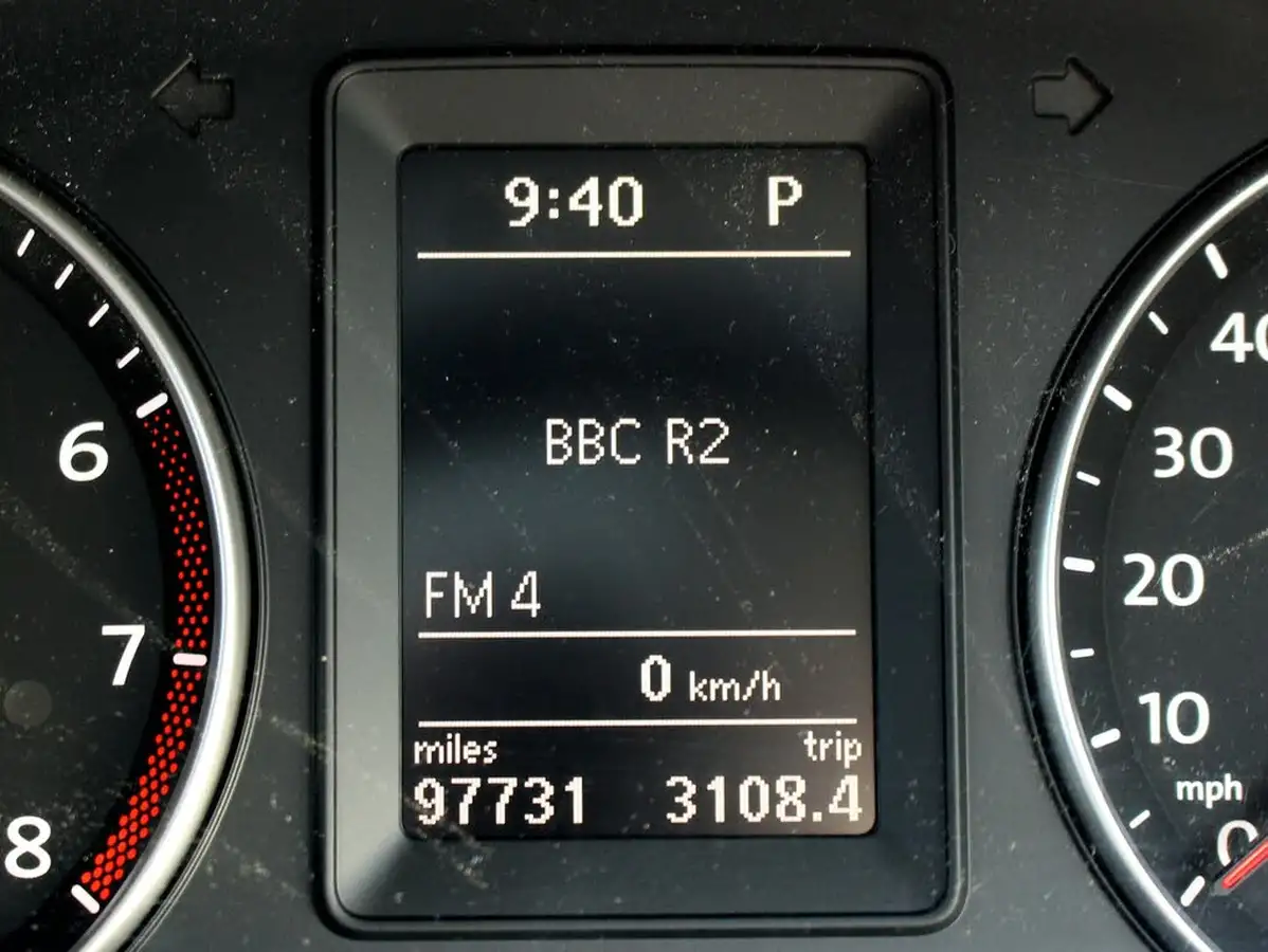 2010-volkswagen-touran-14-se-dsg-big-15