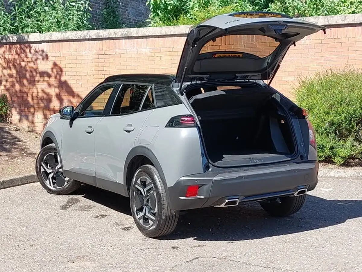 2023-peugeot-2008-suv-big-12