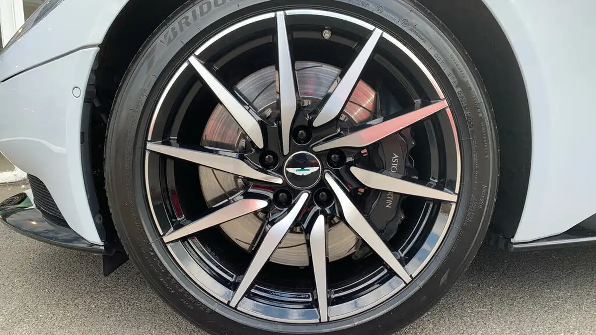 2021-aston-martin-db11-40-v8-503bhp-big-3