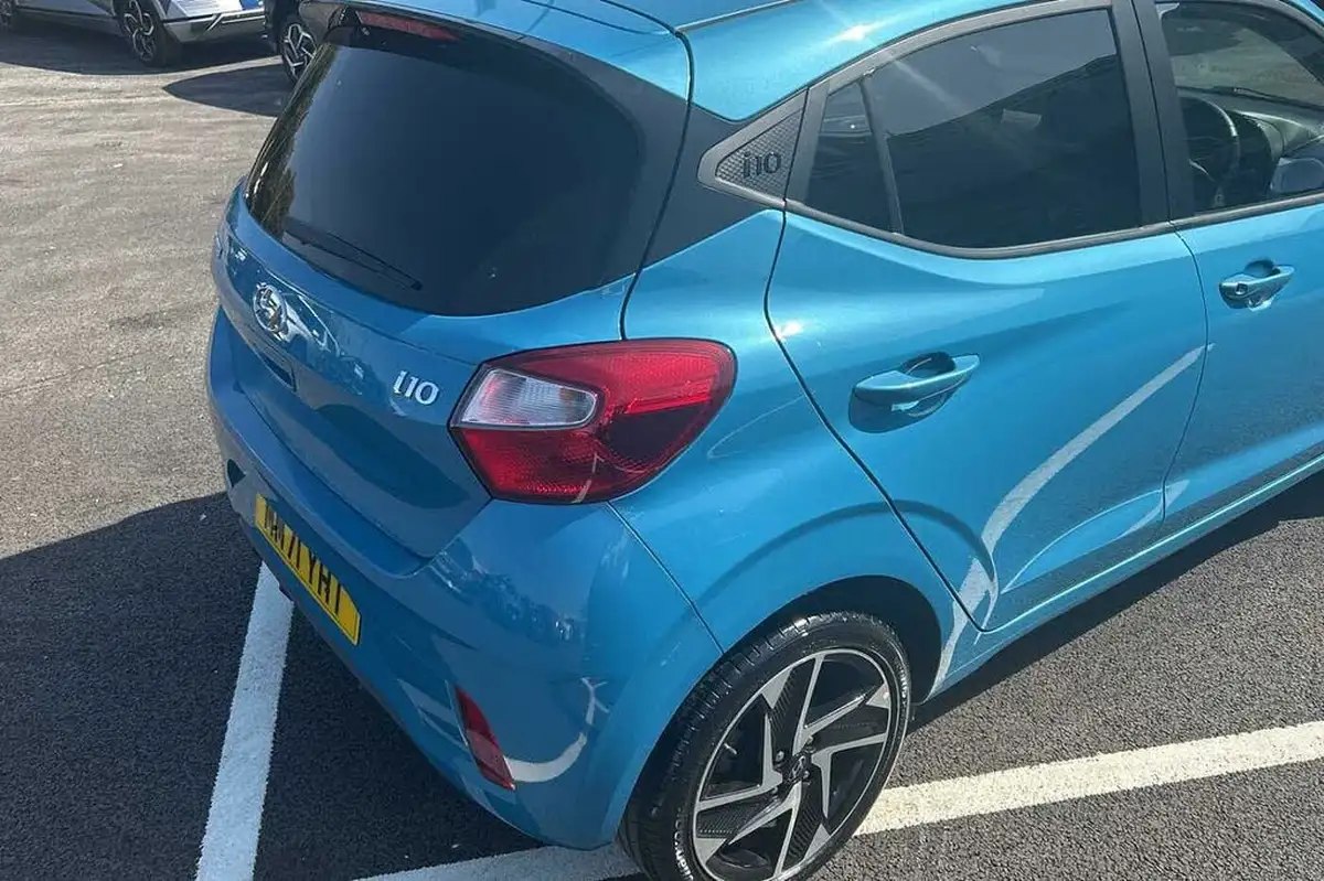 2022-hyundai-i10-12-premium-auto-big-9