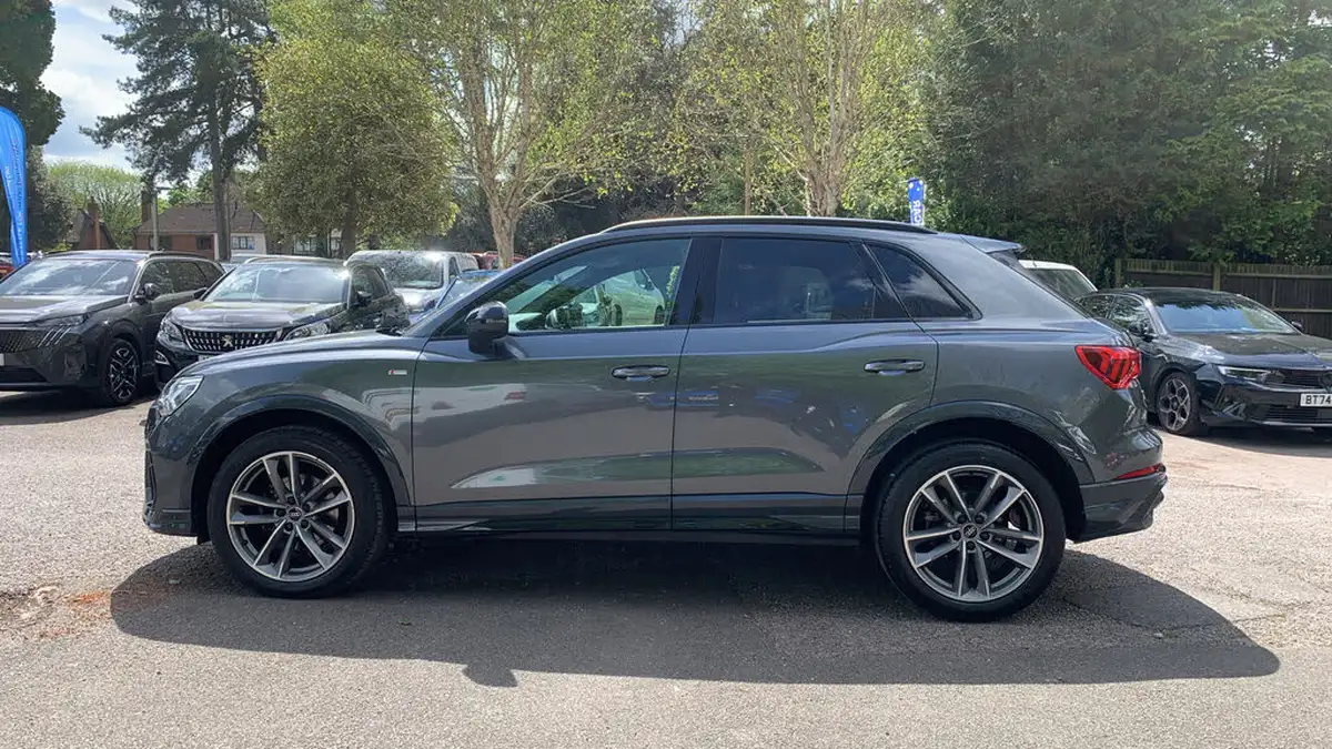 2021-audi-q3-15-35-tfsi-black-edition-codcomfort-sound-pack-station-wagon-big-5