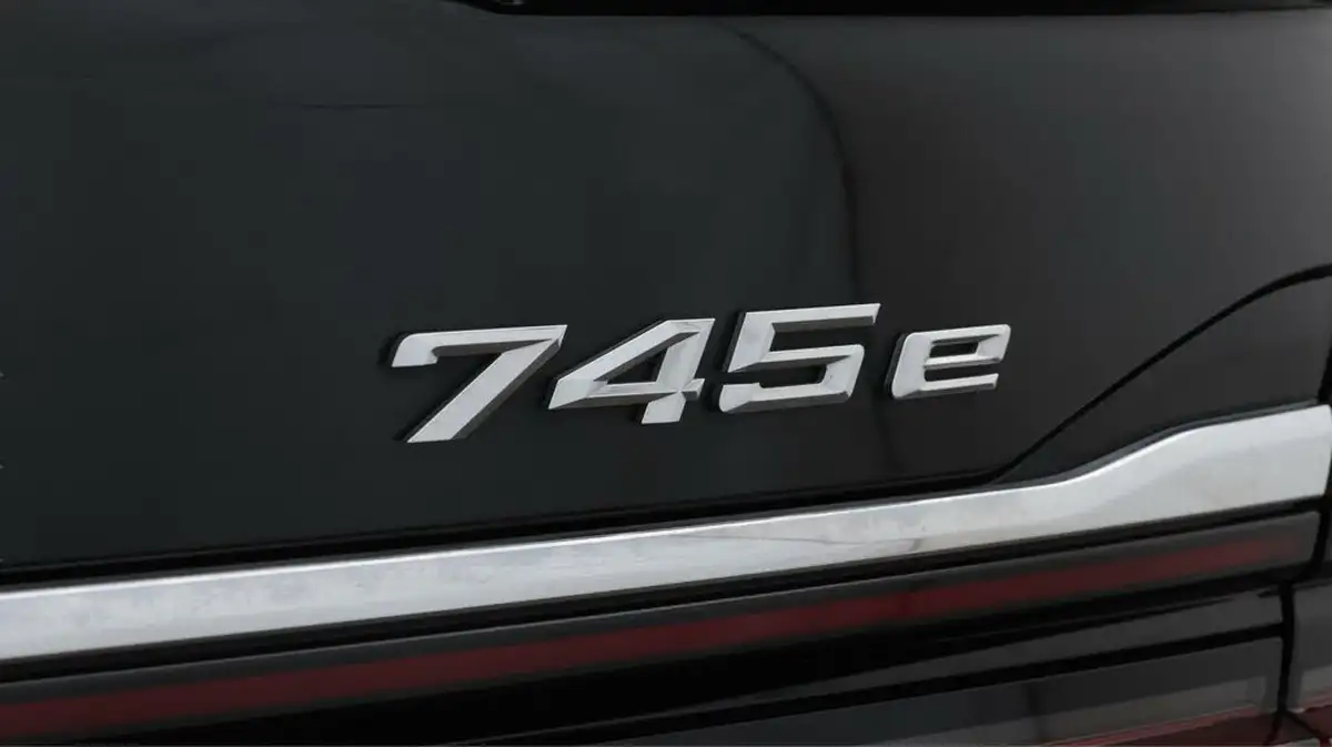 2019-bmw-7-series-30-745e-m-sport-big-26