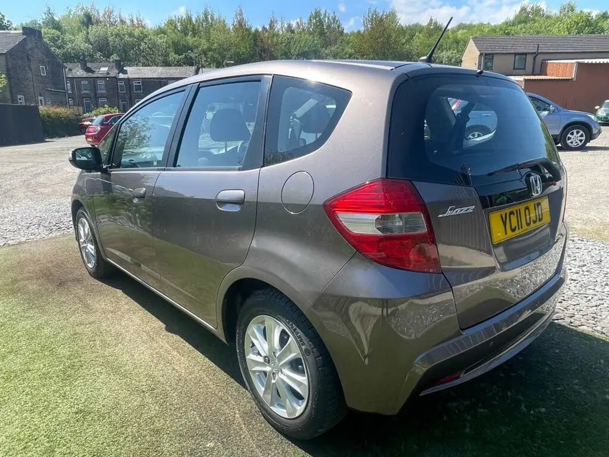 2011-honda-jazz-14-es-big-8