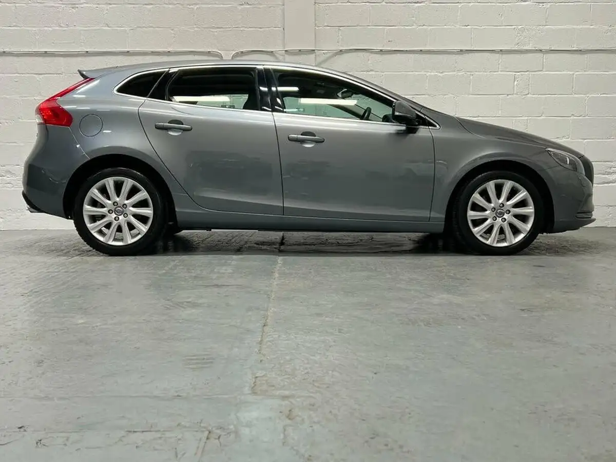 2014-volvo-v40-20td-d3-se-lux-big-1
