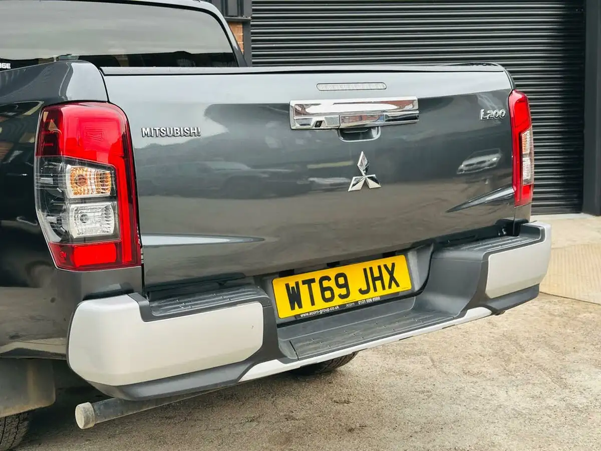 2020-mitsubishi-l200-22di-d-barbarian-auto-big-36