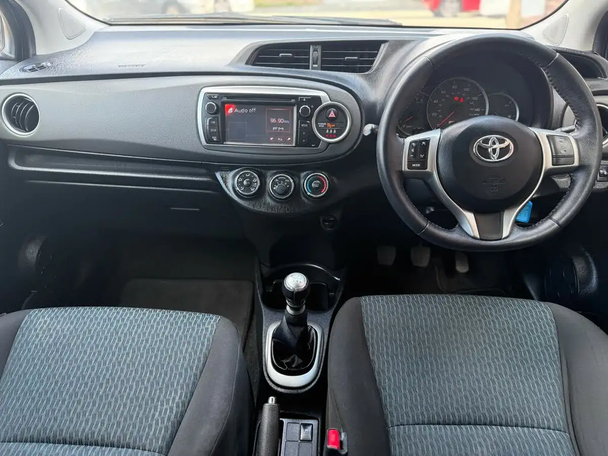 2012-toyota-yaris-133-tr-vvt-i-5d-big-27