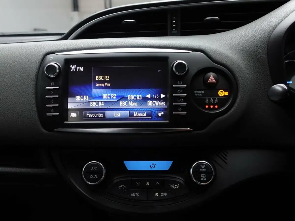 2019-toyota-yaris-15-vvt-i-icon-hybrid-big-22