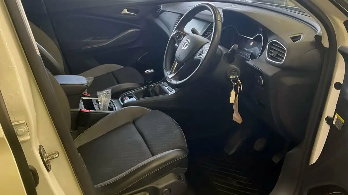 2020-vauxhall-grandland-x-12-sri-nav-big-8