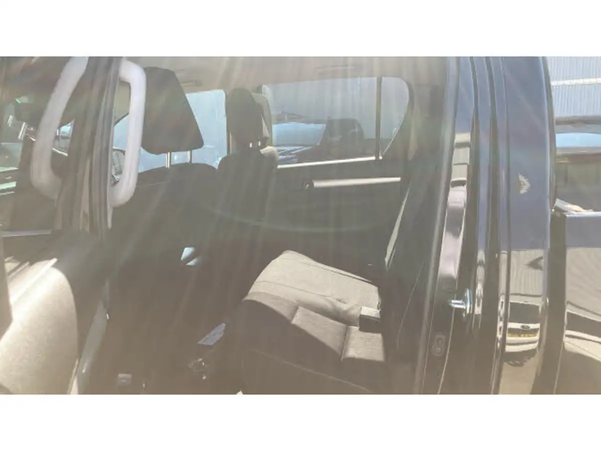 2023-toyota-hi-lux-28d-4d-invincible-2754cc-auto-big-15