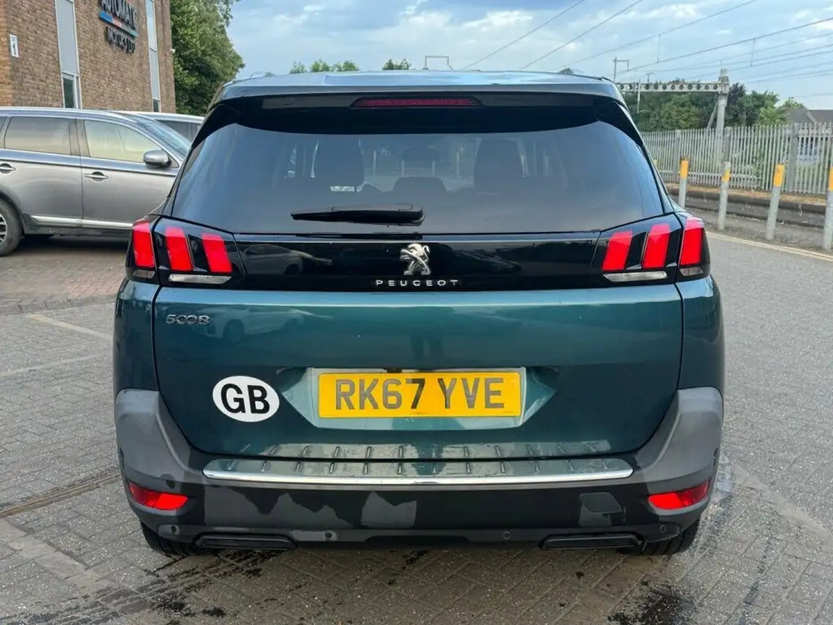 2017-peugeot-5008-suv-12-puretech-allure-eat6-big-10