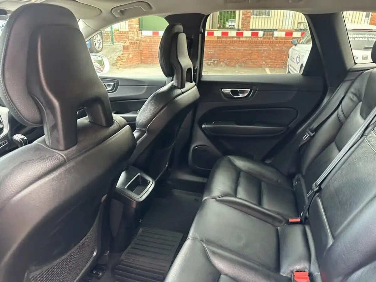 2018-volvo-xc60-20td-d4-momentum-4x4-big-23
