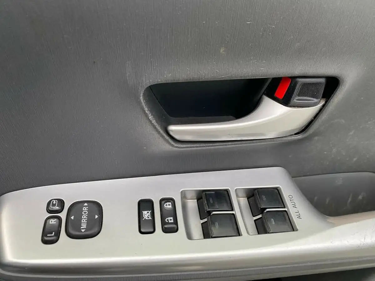 2015-toyota-prius-big-28