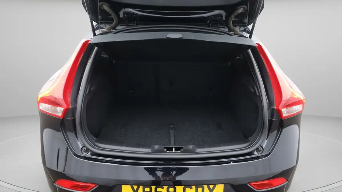 2019-volvo-v40-20-t2-r-design-edition-big-17