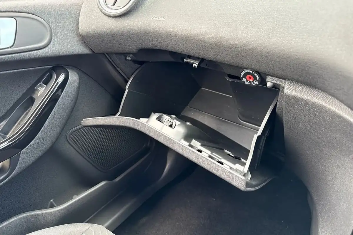2017-ford-fiesta-125-zetec-3d-big-52