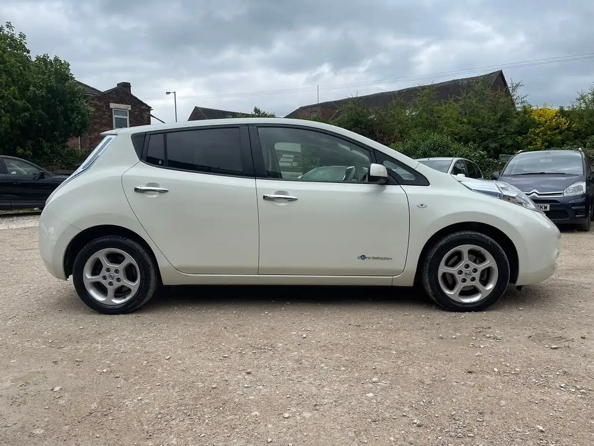 2013-nissan-leaf-e-auto-big-2