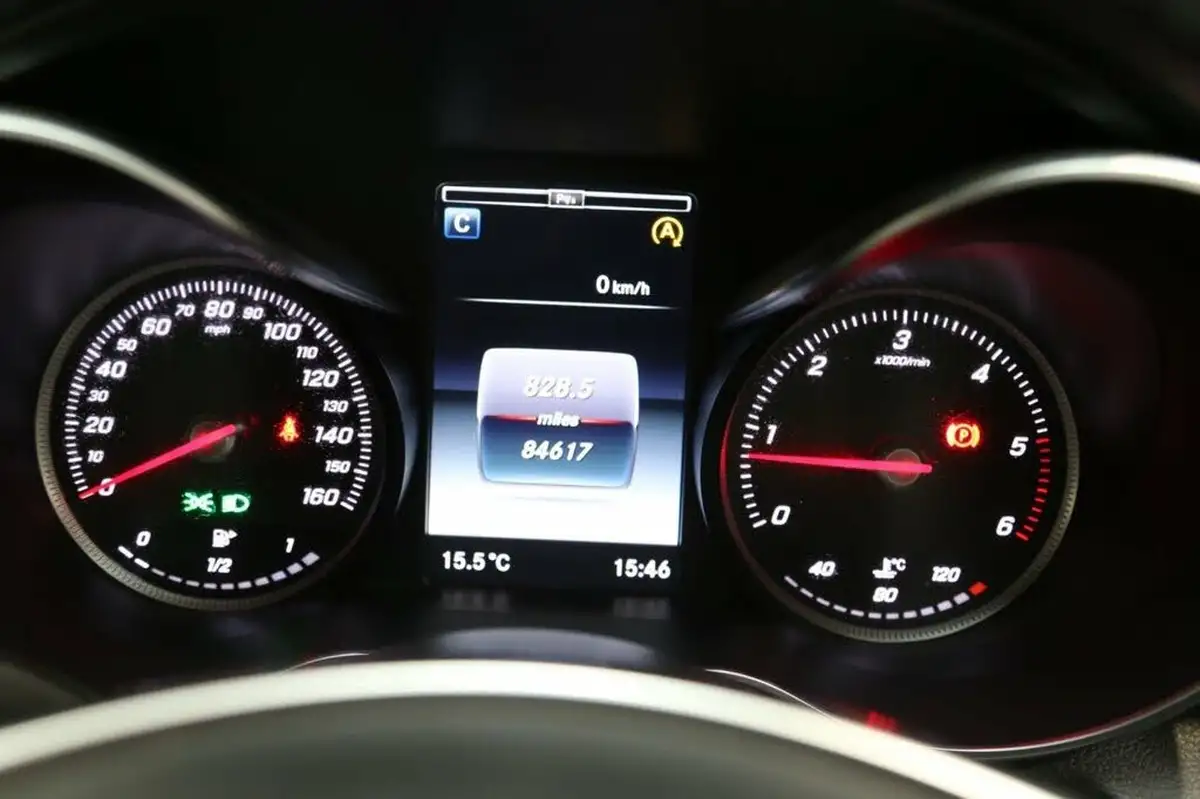 2015-mercedes-benz-c-class-21cdi-c220-amg-line-ss-saloon-4d-big-22