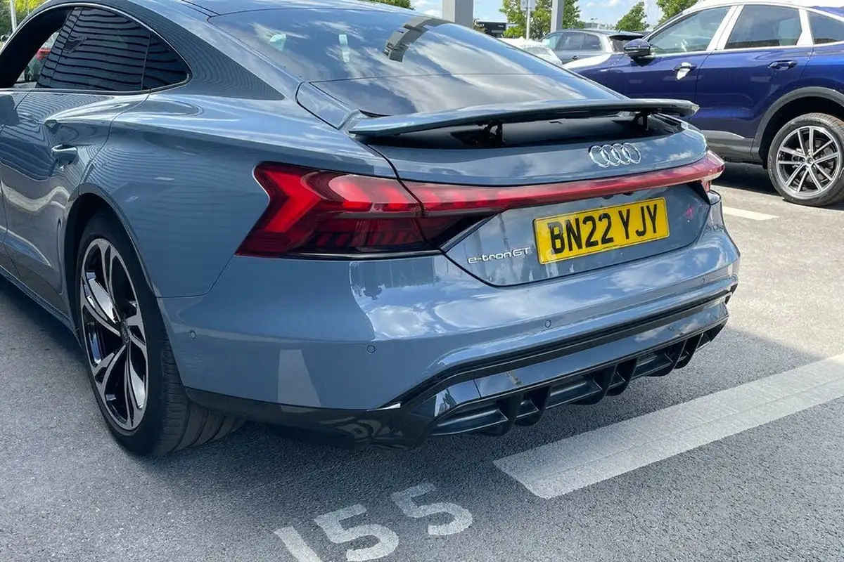 2022-audi-e-tron-gt-e-big-17