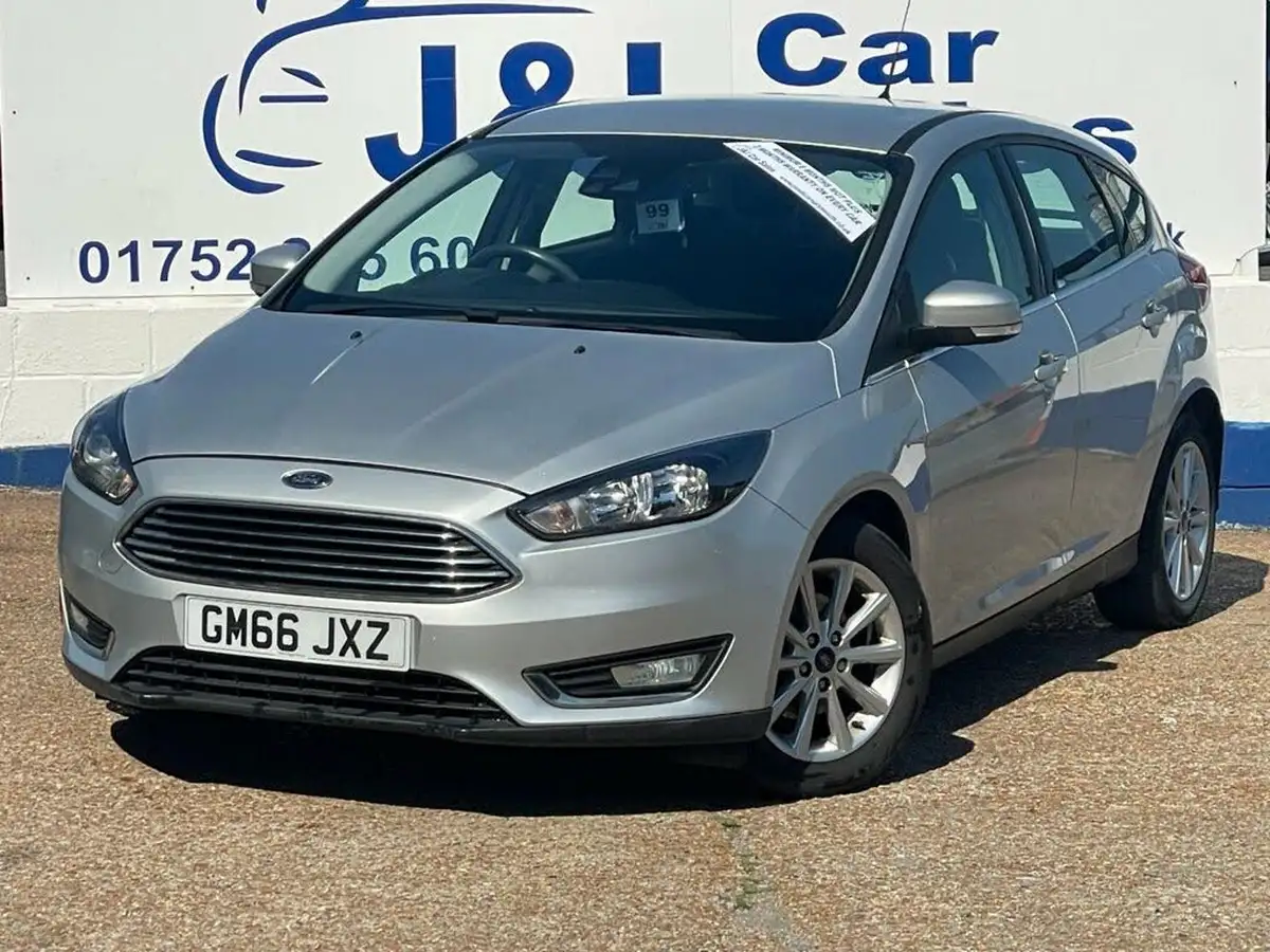 2017-ford-focus-15tdci-titanium-hatchback-big-2