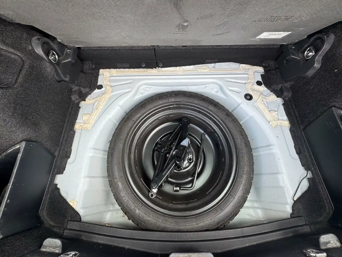 2013-toyota-auris-16-icon-hatchback-big-29