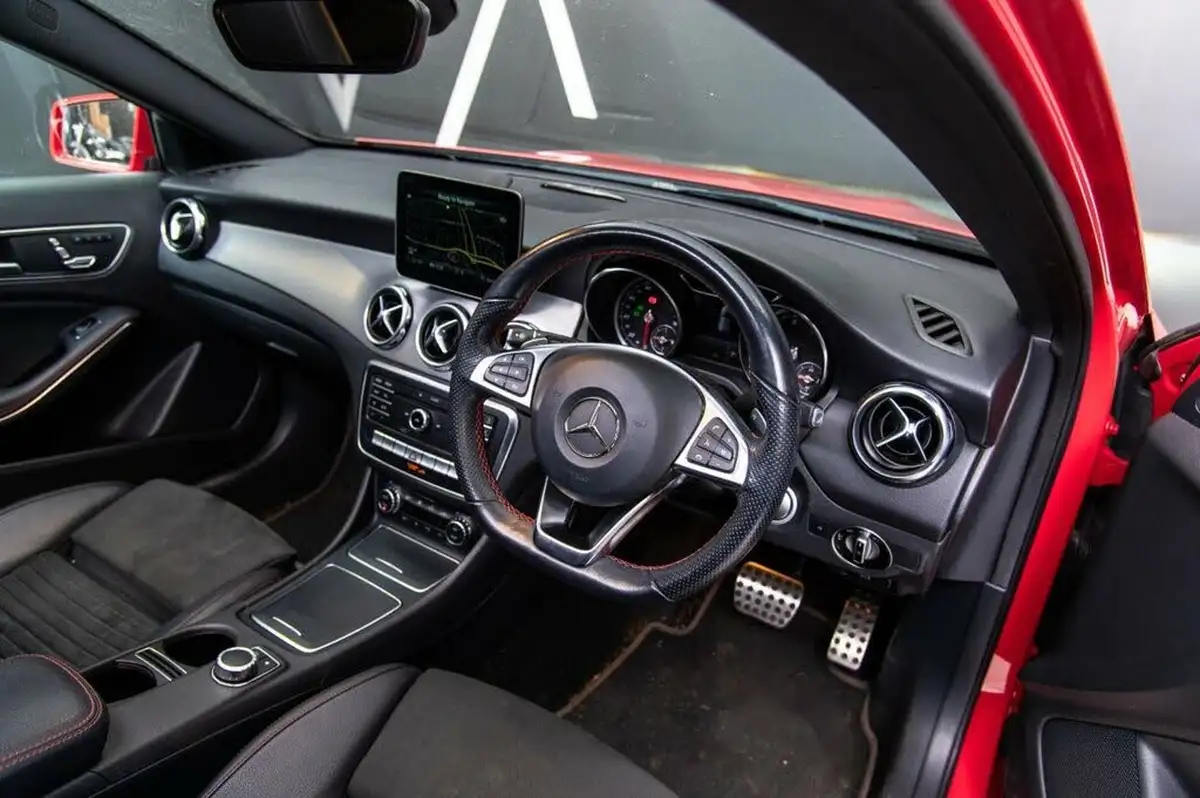 2020-mercedes-benz-gla-class-16-gla-200-amg-line-edition-plus-7g-dct-big-3
