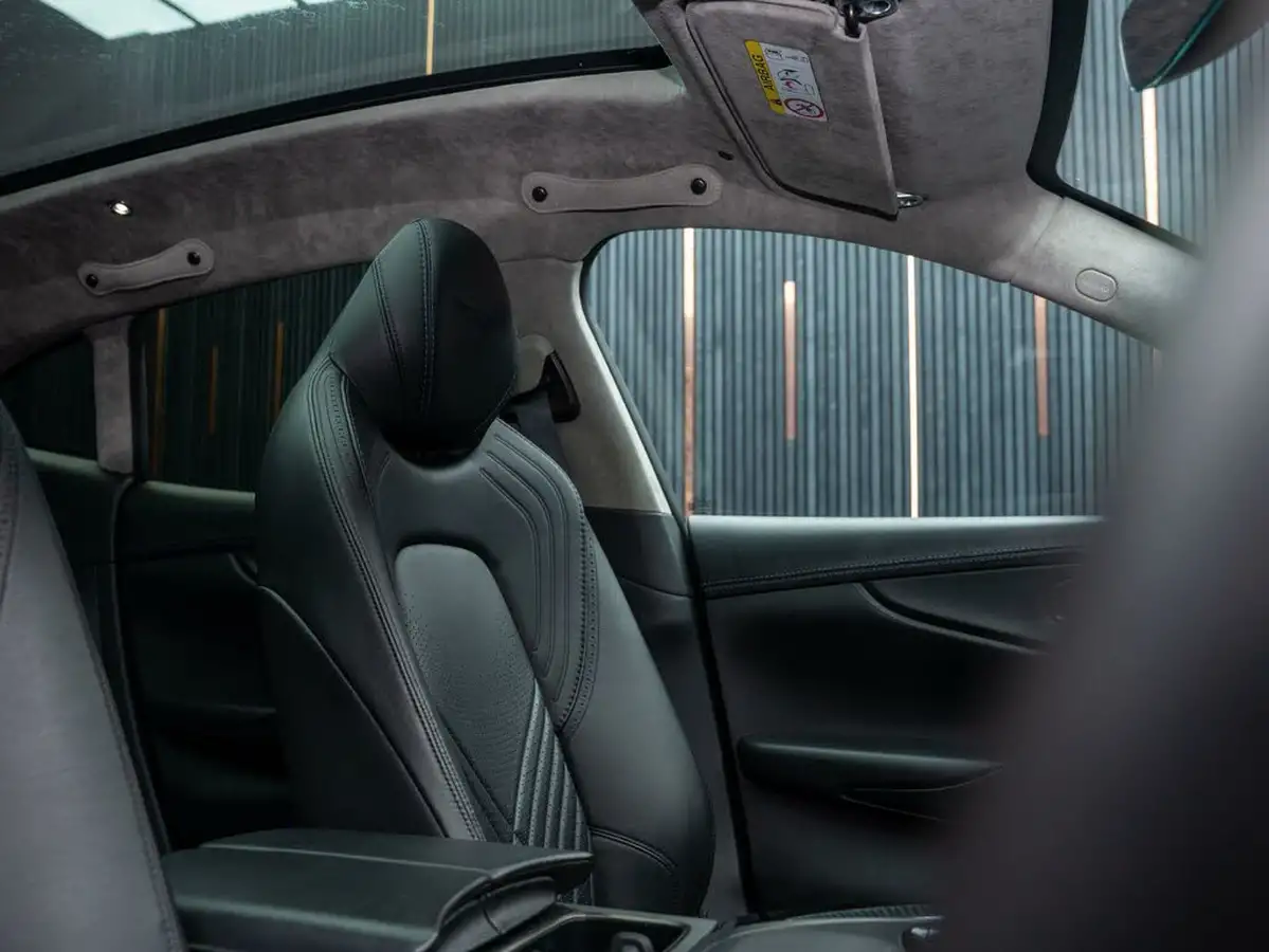 2021-aston-martin-dbx-40-v8-big-32