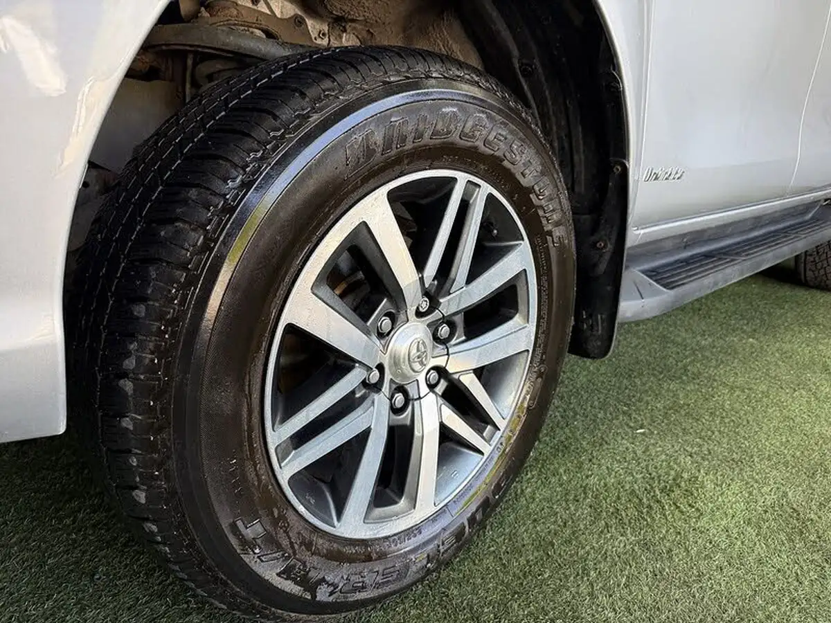2018-toyota-hi-lux-24d-invincible-ss-auto-big-1