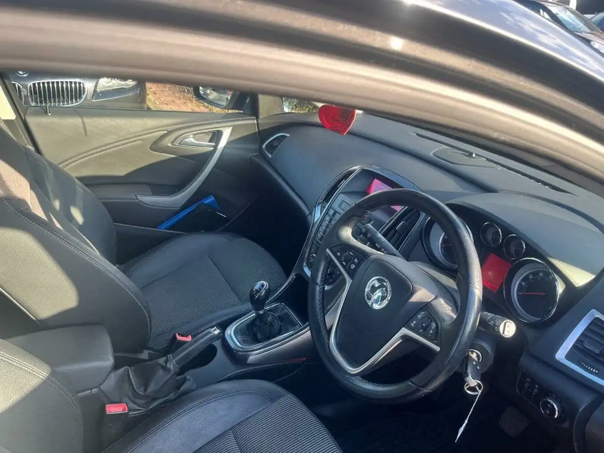 2013-vauxhall-astra-16-se-hatchback-big-14