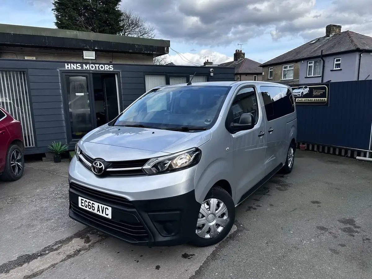 2017-toyota-proace-verso-16d-shuttle-big-0