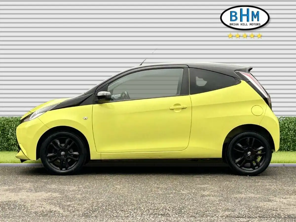 2016-toyota-aygo-10-vvt-i-x-cite-3-bi-tone-yellow-3d-big-6