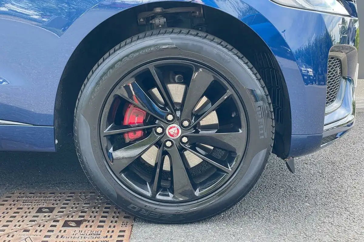 2022-jaguar-f-pace-20-d200-r-dynamic-black-big-21