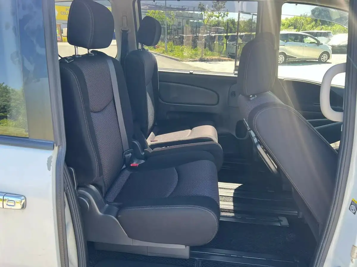 2013-nissan-serena-big-18