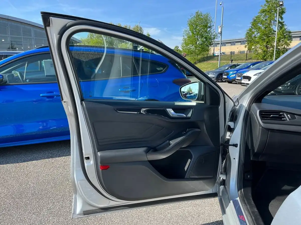 2020-ford-focus-15-st-line-x-hatchback-big-32