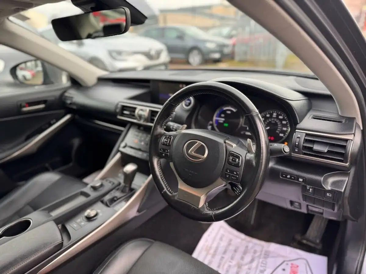 2017-lexus-is-300h-25-advance-big-17