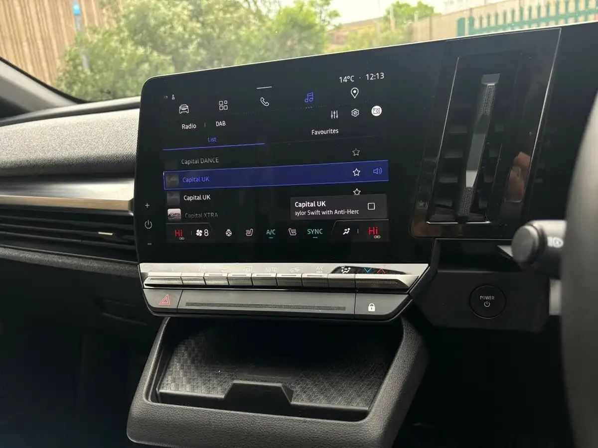 2024-renault-megane-e-tech-e-techno-big-27