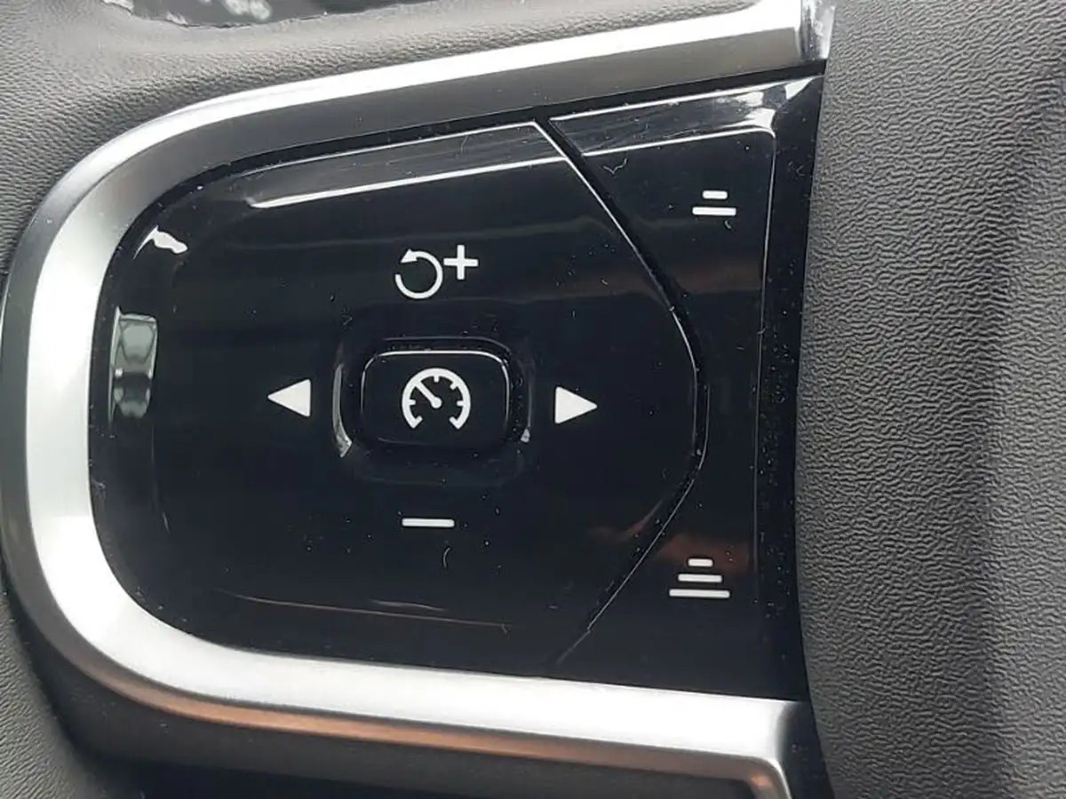 2024-volvo-xc60-20-t8-ultimate-dark-big-16