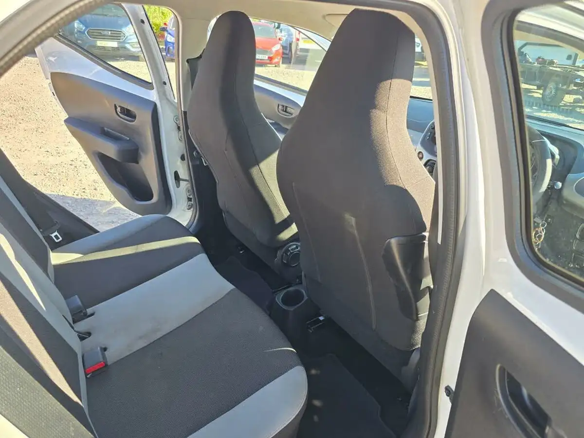 2015-toyota-aygo-10-vvt-i-x-play-5d-x-shift-big-22