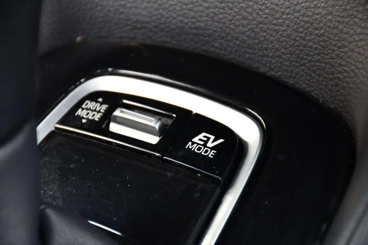 2020-toyota-corolla-18-vvt-i-icon-tech-spare-wheel-touring-sports-5d-big-28