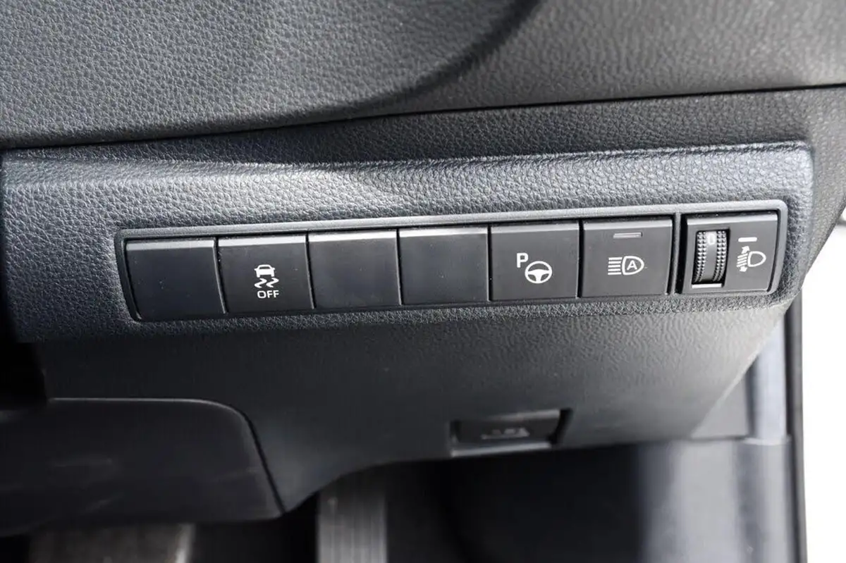 2020-toyota-corolla-18-vvt-i-icon-tech-spare-wheel-touring-sports-5d-big-32