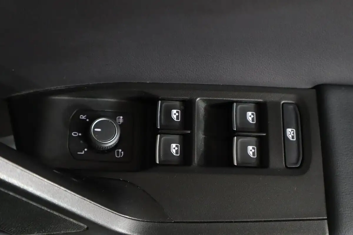 2021-seat-leon-15-etsi-fr-hatchback-big-24