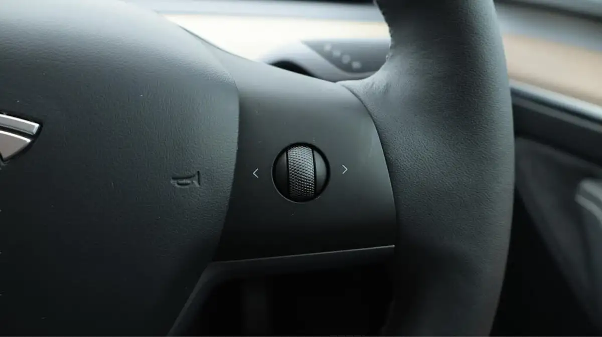 2023-tesla-model-y-e-long-range-big-24