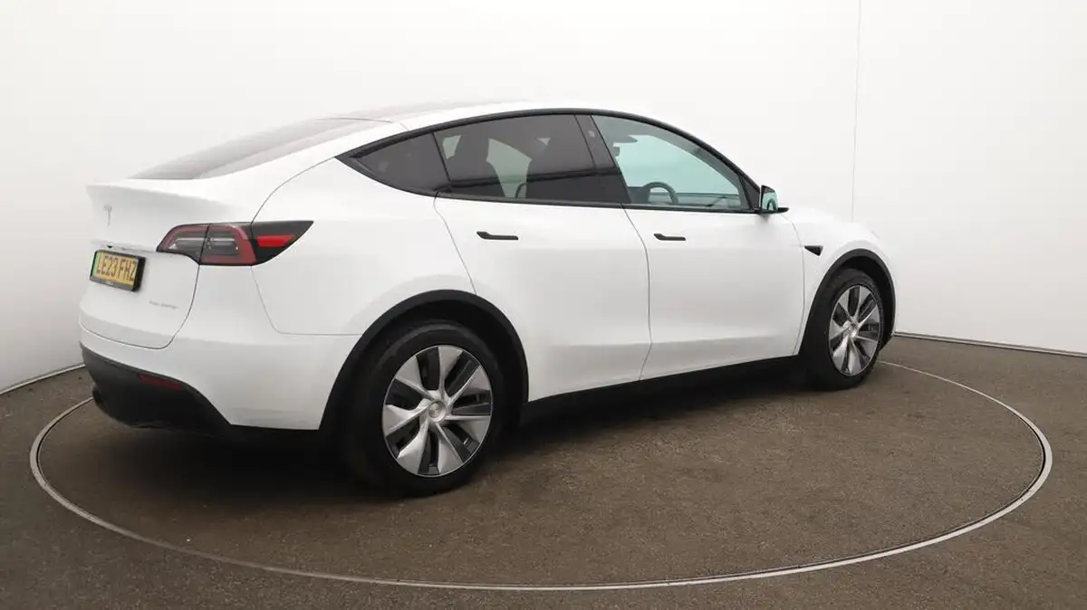 2023-tesla-model-y-e-long-range-big-52