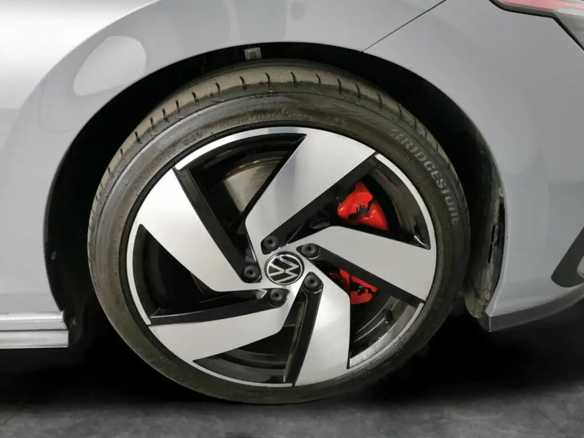 2022-volkswagen-golf-20-tsi-gti-big-33
