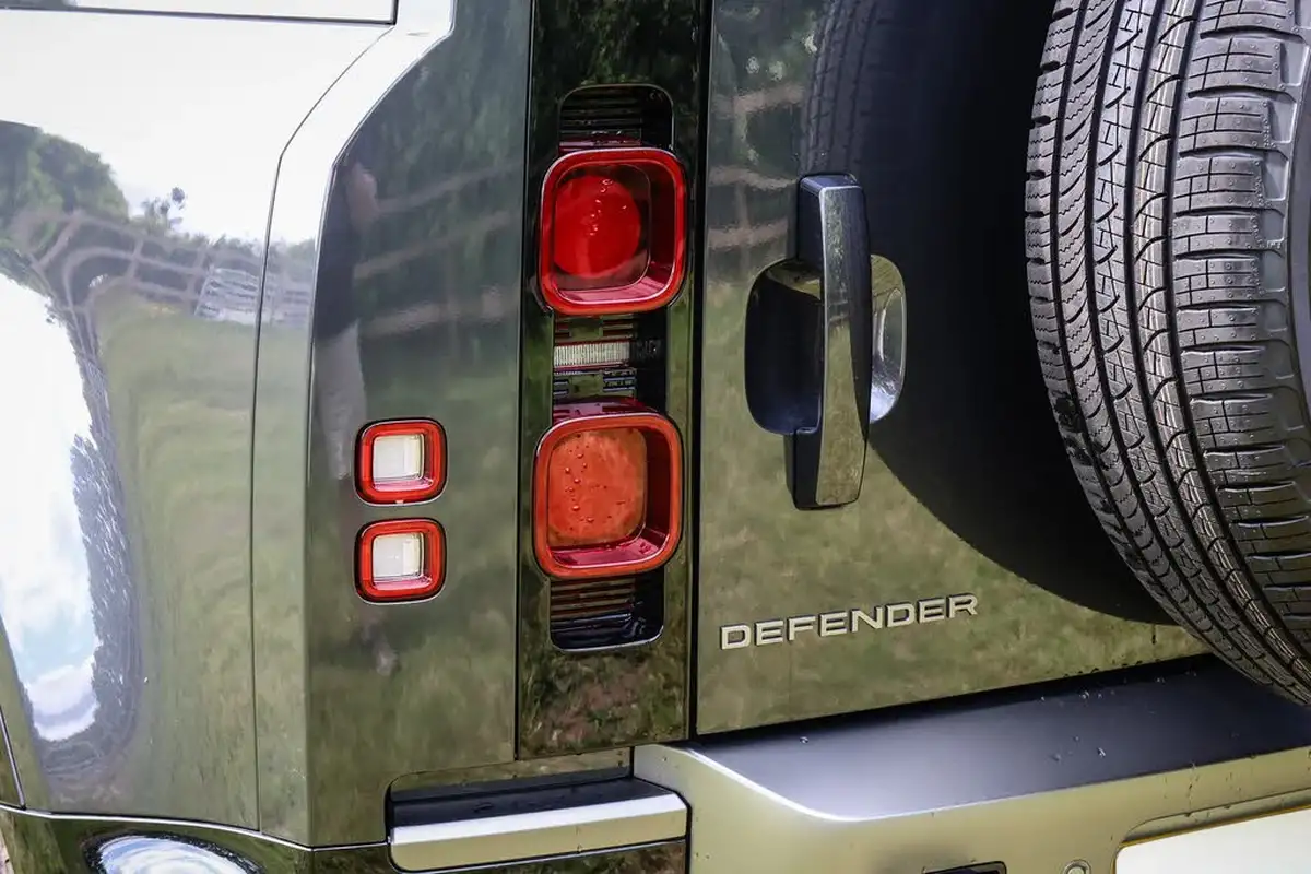 2024-land-rover-110-defender-30-d300-x-dynamic-hse-big-13