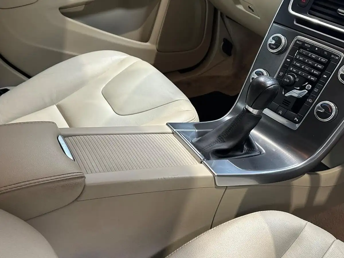 2014-volvo-v60-16td-d2-se-lux-big-35
