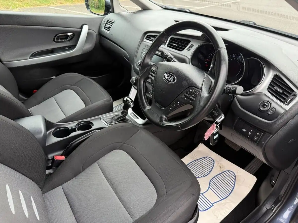 2015-kia-ceed-16crdi-2-hatchback-auto-big-9