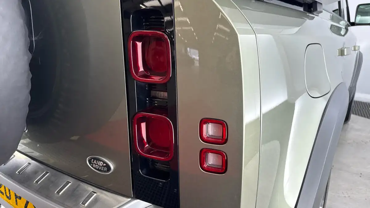 2020-land-rover-110-defender-20-d240-hse-110-big-27